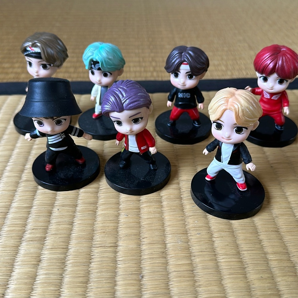 BTS tiny tan figures-all 7 members